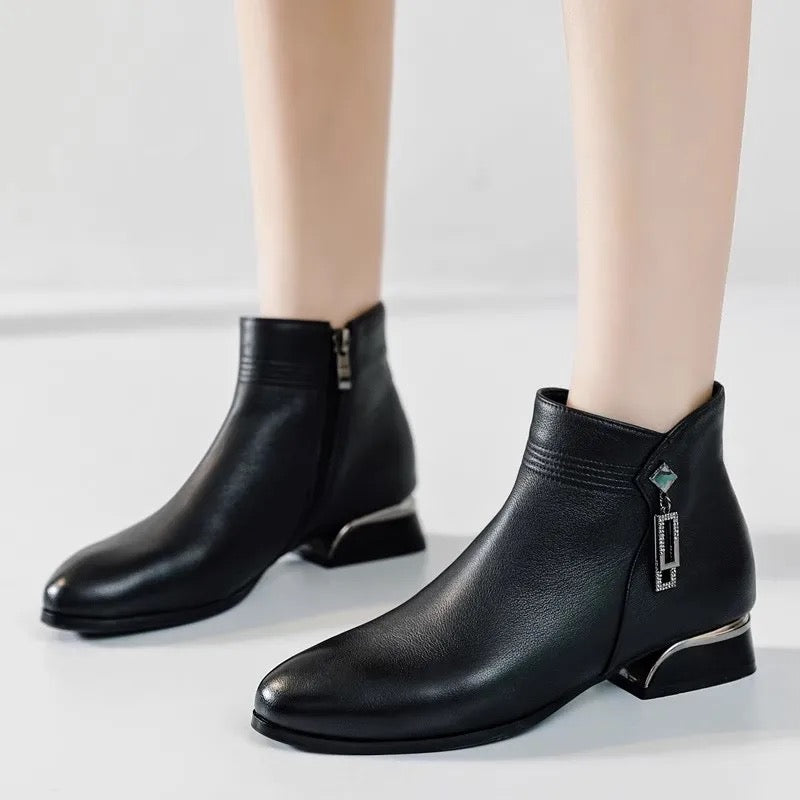 מגפיים אלגנטיים מעור אמיתי, עקב נמוך · Eleganckie botki z prawdziwej skóry, niski obcas