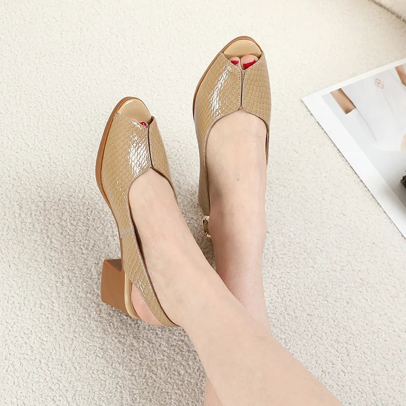 סנדלי פיפ-טו מעור לכה לנשים · GKTINOO lakierowane sandały peep toe na średnim obcasie