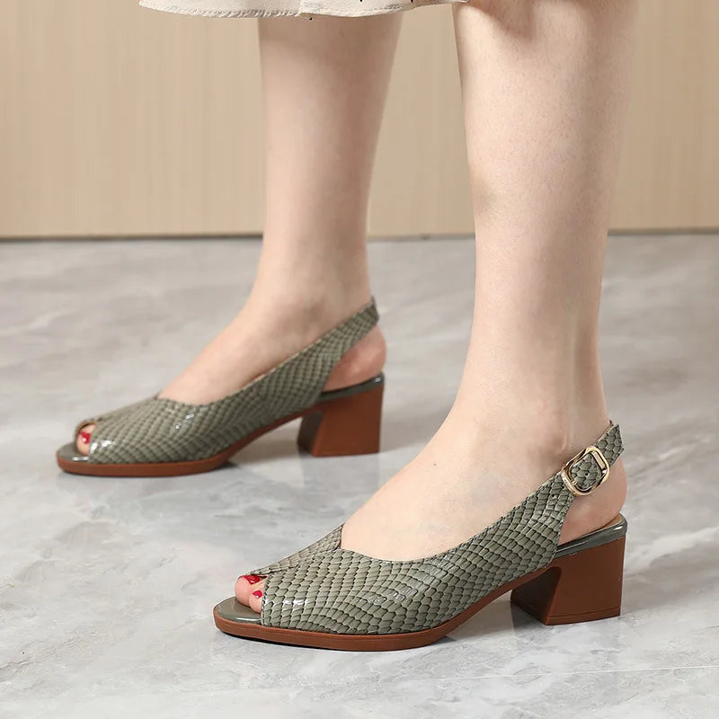 סנדלי פיפ-טו מעור לכה לנשים · GKTINOO lakierowane sandały peep toe na średnim obcasie