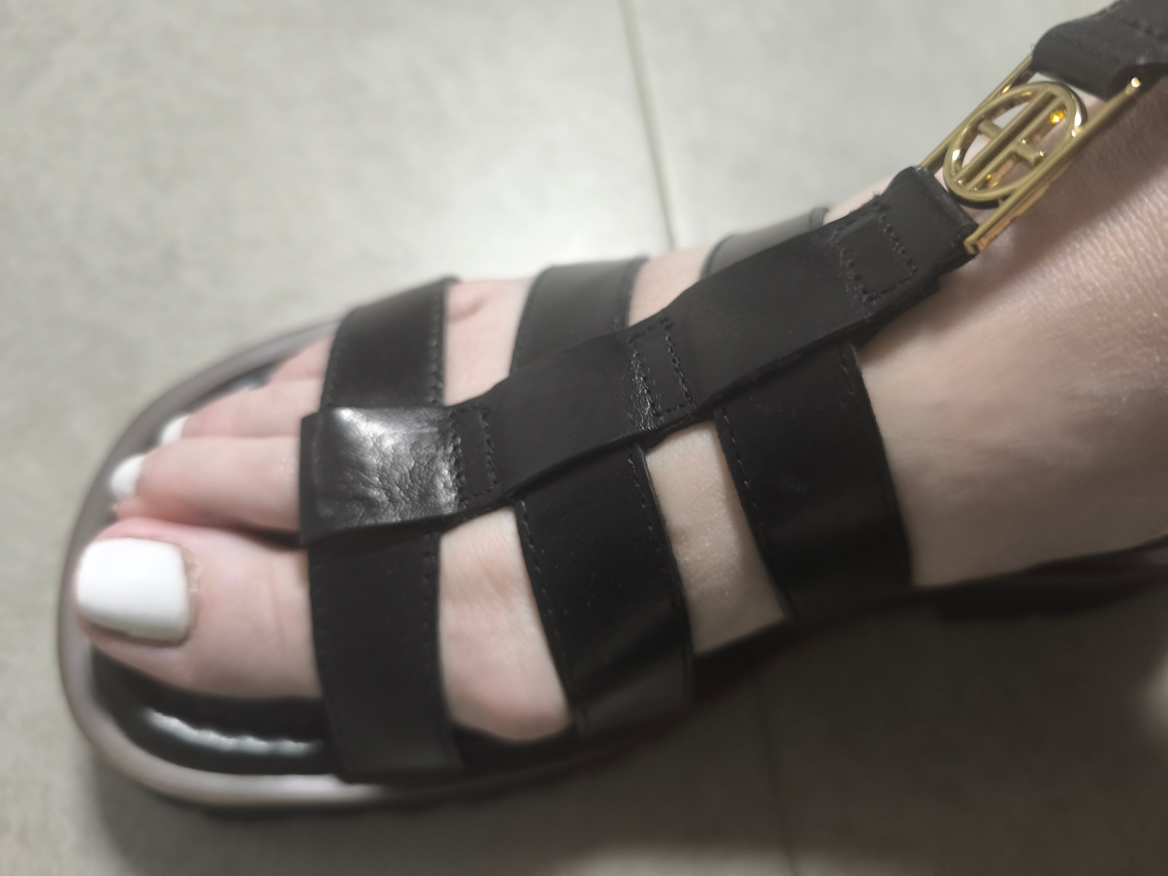 סנדלי גלדיאטור מעור עם אבזם