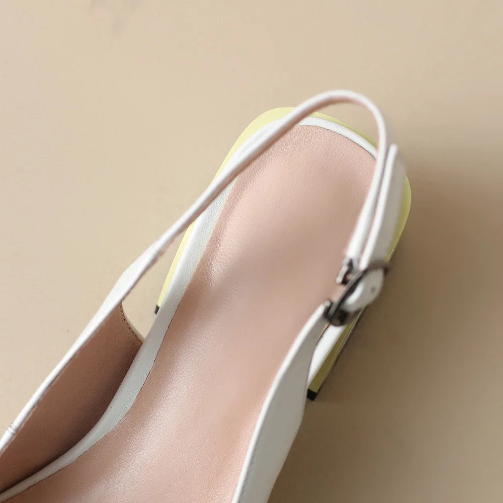 סנדלי עור ורוד בהיר עם עקב בלוק · Jasnoróżowe skórzane sandały slingback na klockowym obcasie