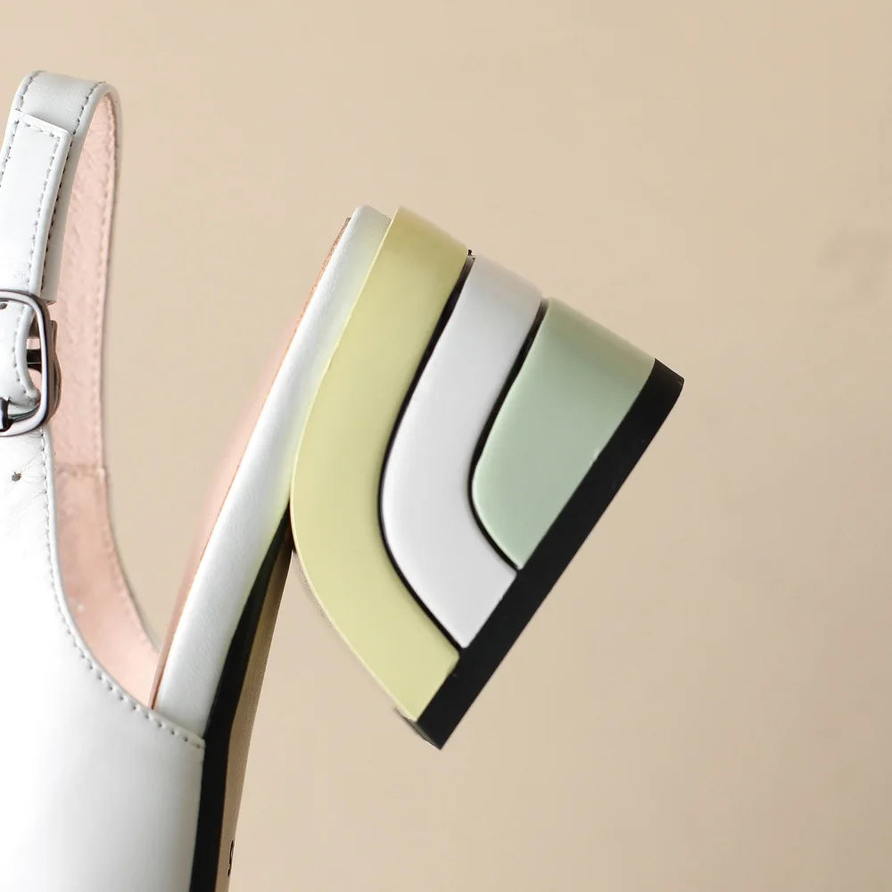 סנדלי עור ורוד בהיר עם עקב בלוק · Jasnoróżowe skórzane sandały slingback na klockowym obcasie